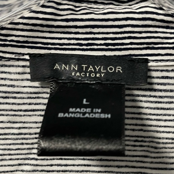 Ann Taylor Large 💯 Rayon Collared Pull Over Long Sleeve Blouse Simple Y5 - Picture 3 of 4